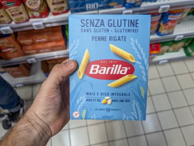 Fransa, 12 Ağustos 2024: Elle tutulan Glütensiz Penne Rigate Makarnası