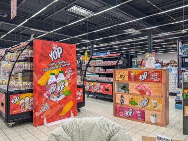 Fransa, 11 Eylül 2024: Yop Manga Temalı Lezzet ve Tanıtımlar içeren Süpermarket Gösterimi