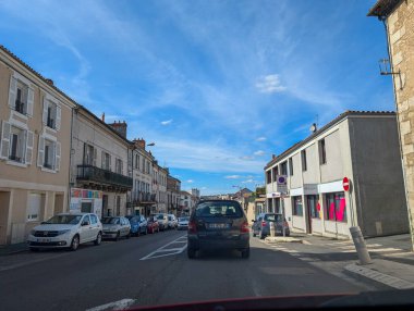 Fransa, 14 Eylül 2024: Arabalı sokak manzarası binalar ve mavi gökyüzü arkaplanı