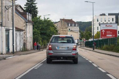 Fransa, 08 Eylül 2024: Araba küçük bir kasabadaki bir ticaret merkezine doğru gidiyor