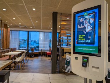 Fransa, 17 Ekim 2024: McDonald 's' ın içinde dijital sipariş veren büfesi olan boş fast food restoranı.