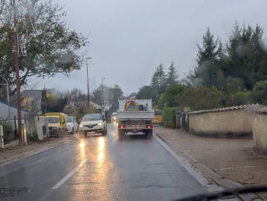 Dordogne Fransa 'da yağmurlu gün trafiği