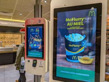 Fransa, 10 Kasım 2024: McDonald 's interaktif büfesi Hot One ve McFlurry promosyonlarını sergiliyor.