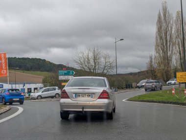 Kırsal kesişimde kavşakta kavşak trafiği görünür.
