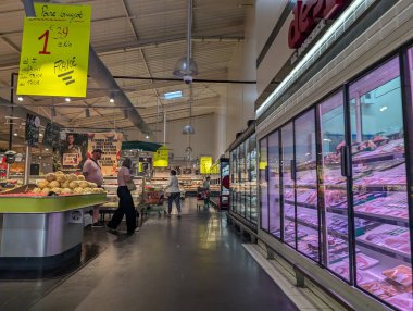 Fransa, 15 Ağustos 2024: Dondurulmuş vitrin ve tanıtım tabelalarıyla market içi