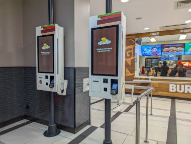 Fransa, Bordeaux, 05 Ekim 2024: self-servis büfeleri ve menüleri olan fast food restoranı.