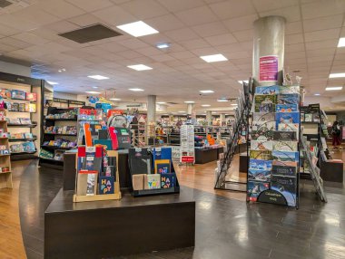 Fransa, 04 Ekim 2024: Parlak Modern Kitapçıda Kitap ve Kırtasiye Sergisi