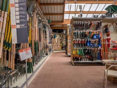 Fransa, 28 Ekim 2024: Bahçe aletleri ve malzemeleri mağaza koridorunda sergileniyor.