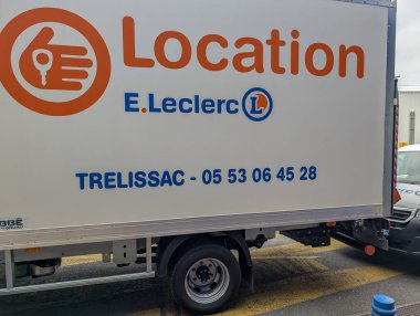 Fransa, 12 Ağustos 2024: Temas numarası Trelissac France olan E.Leclerc kiralık kamyonu.