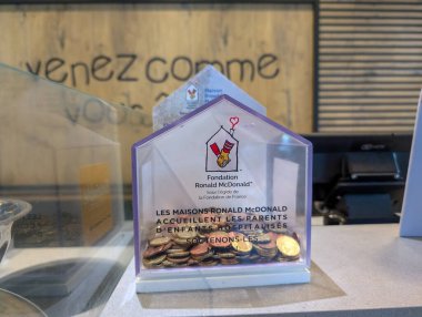 Fransa, 28 Ağustos 2024: Ronald McDonald House Charities France için Temiz Bağış Kutusu