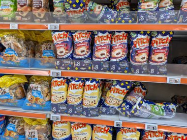 Fransa, 06 Kasım 2024: Market rafında çeşitli paketlenmiş hamur işleri