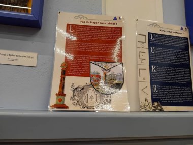 Fransa, 22 Eylül 2024: Masonluk posterleri sergi duvarında tarih ve sembolizmi resmediyor.