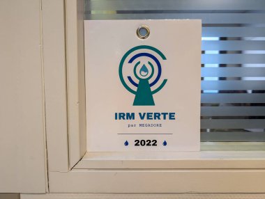 Fransa, 21 Ekim 2024: IRM Verte logo tasarımlı ofis duvarında imza