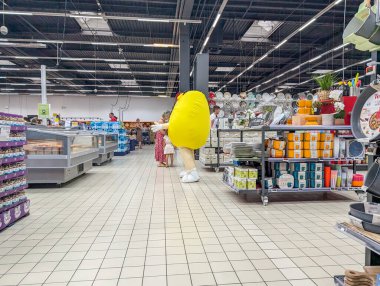 Fransa, 12 Ağustos 2024: Süpermarket koridorunda maskot kostümü giyen kişi