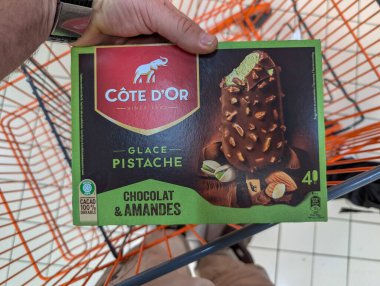 Fransa, 26 Ağustos 2024: Person Holding Cote D 'Or Pistachio Dondurma Kutusu