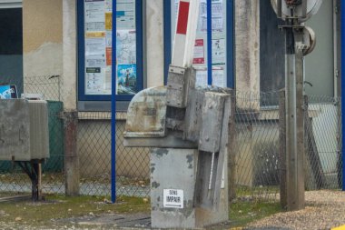 Dordogne Fransa 'daki demiryolu sinyal bariyeri çitlerle çevrili..