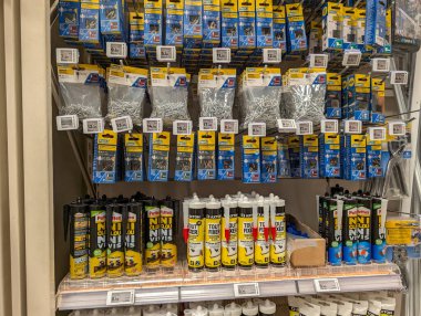 Fransa, 13 Temmuz 2024: Çivili ve Yapısal Yapılandırıcı Sergilenen Hırdavatçı Rafı