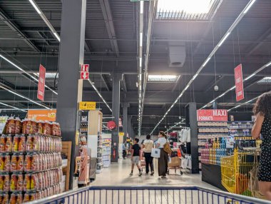 Fransa, 27 Ağustos 2024: Büyük, parlak ışıklı bir depo tarzı perakende mağazasından alışveriş