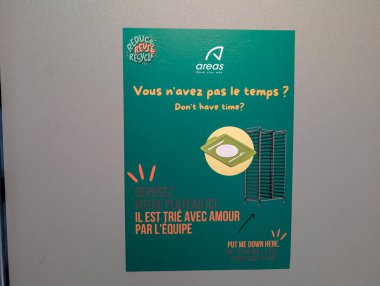 Fransa, 20 Ağustos 2024: Gıda mahkemesinde geri dönüşümü ve personele göre sıralamayı teşvik eden geri dönüşüm işareti
