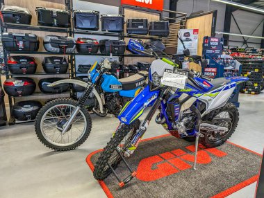 Fransa, 18 Mayıs 2024: Motosiklet aksesuarları mağazasında sergilenen iki motosiklet