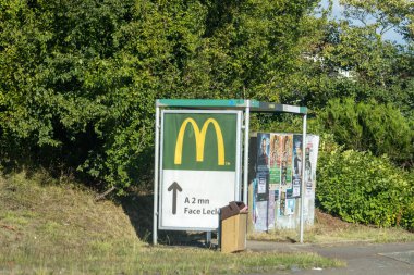 Fransa, 08 Eylül 2024: McDonald 's reklamı ile otobüs durağı iki dakika ileride.