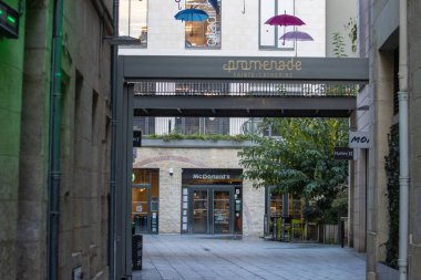 Fransa, Bordeaux, 05 Ekim 2024: Şemsiyeler Gezinti güvertesinde asılı Sainte-Catherine McDonald 's Girişi