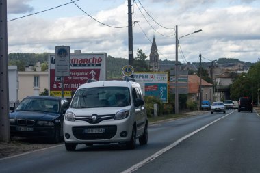 Fransa, 08 Eylül 2024: Trafik ve İşaretlerle Küçük Fransız Kasabasında Yol Kenarı Görünümü