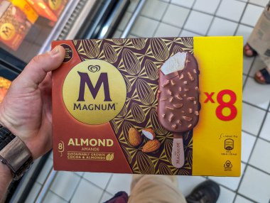 Fransa, 22 Haziran 2024: Markette Magnum Almond dondurma kutusu tutan adam