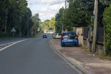 Fransa, 08 Eylül 2024: Yeşil Banliyö Bölgesinde Yol kenarına park Edilmiş Arabalar