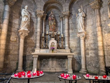 Tarihi Kilise 'de Heykeller ve Mumlar Altar Dordogne France