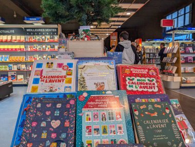 Fransa, 09 Kasım 2024: Aralık ayı boyunca kalabalık bir kitapçıda Advent takvimleri sergileniyor
