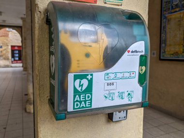 Fransa, 16 Haziran 2024: Acil kalp sorunları için halka açık yürüyüş yoluna AED cihazı yerleştirildi