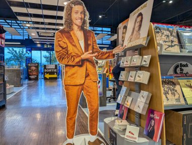 Fransa, 09 Kasım 2024: Julien Dore albümünü tanıtan müzik mağazasında karton standı.