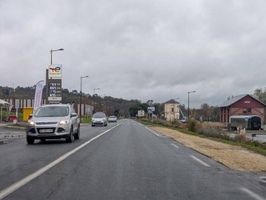 Geçen araçlarla Dordogne Yolu 'nun bulutlu görüntüsü