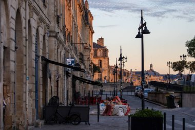 Fransa, Bordeaux, 05 Ekim 2024: Eski binalar ve sokak lambalarıyla sakin bir sabah manzarası