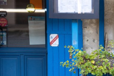 Fransa, 27 Kasım 2024: IV lisans levhası ve çeşitli çıkartmalarla sergilenen mavi kapı