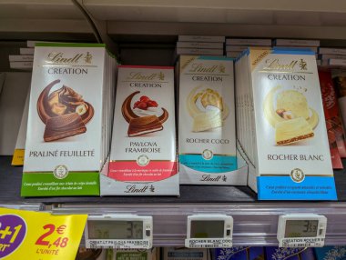 Fransa, 02 Kasım 2024: Lindt Creation Chocolate Varieties Supermarket Shelf France 'da sergilendi