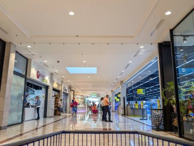 Fransa, 27 Ağustos 2024: Alışverişçiler mağazaları ve parlak ışıklarla modern alışveriş merkezlerinde yürüyor