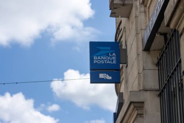 Fransa, 15 Ağustos 2024: Bulutlu bir gökyüzüne karşı La Banque Postale 'nin işareti