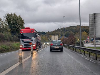 Fransa, 19 Kasım 2024: Kamyon ve araba bulutlu bir günde bölünmüş otoyolda ilerliyor