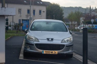 Fransa, 21 Eylül 2024: Silver Peugeot bulutlu bir havada banliyö sokağına park etti