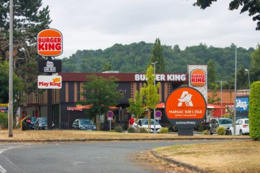 Fransa, 15 Ağustos 2024: Burger King Lokantası ve bir banliyö bölgesinde park yeri ve tabelaları