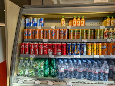 Fransa, 21 Ekim 2024: Buzdolabında içki ve içecekler sergileniyor.