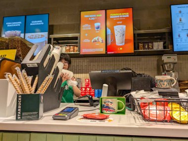 Fransa, Bordeaux, 05 Ekim 2024: Starbucks 'ta içecekler ve mevsimlik balkabağı baharatı reklamı sergileniyor