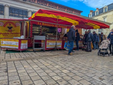 Fransa, 01 Aralık 2024: İnsanlar canlı Fransız kızartma pazarında açık havada toplanıyor.