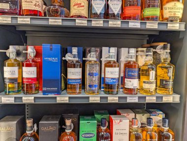 Fransa, 17 Aralık 2024: Viski şişeleri görünür fiyat etiketleriyle raflarda sergileniyor.