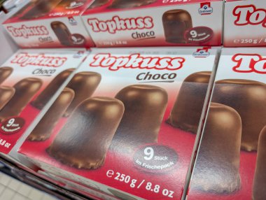 Fransa, 07 Aralık 2024: Bir Alman süpermarketinde çikolata kaplı lokum kutuları.