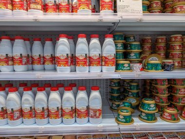 Fransa, 23 Aralık 2024: İyi stoklanmış bir markette mandıra ürünleri raflarda