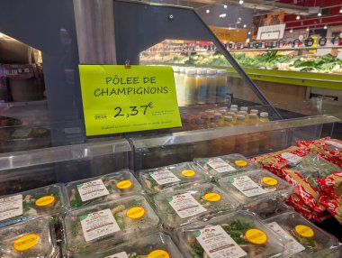 Fransa, 10 Aralık 2024: Markette parlak işaretli mantarlar sergileniyor