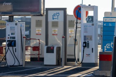 Fransa, 01 Ocak 2025: Elektrikli araç şarj istasyonları görünür tabela ve ekipmanlarla